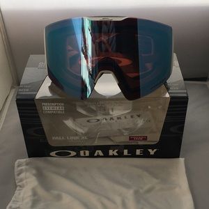 Brand new Oakley Fall Line XL snow goggles.